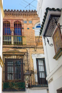 İspanya 'nın Endülüs şehrinin tipik renkleriyle dolu güzel sokaklar