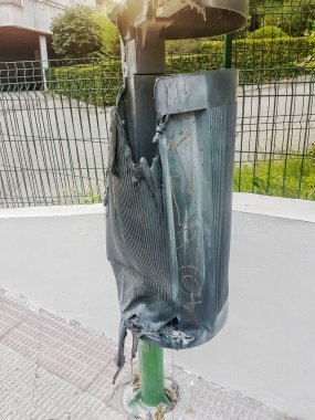 Vandalizm yüzünden yanan plastik kutular.