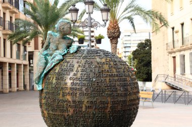 Elche, İspanya; 03 / 10 / 2019: Dünyanın tepesindeki bir kadının modern heykeli ve su çeşmesi