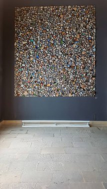 Duvardaki renkli taşların mozaiği