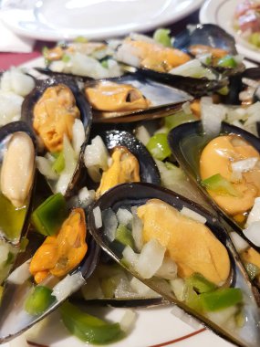 Soğanlı lezzetli deniz ürünleri midyesi.