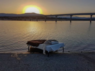 Gün batımında doğal göl üzerinde köprü