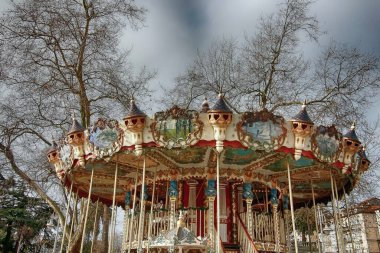 Eski çizimler ve dekorasyonlarla dolu güzel bir atlıkarınca.