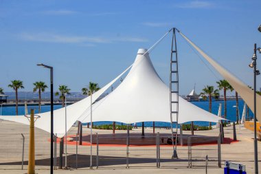 Gölgeli beyaz direkli çadır