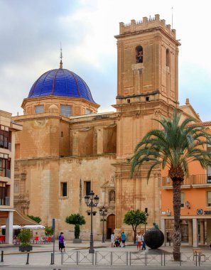 Elche, İspanya; 06 / 15 / 2018: Elche Kilisesi Meydanı