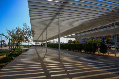 Metal kaplamalı gölgelik çatı