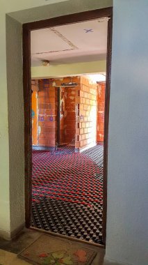 Isıtmalı zeminin sıcak suyla döşenmesi