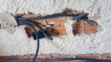 Bir kablo duvarına gömülü boru