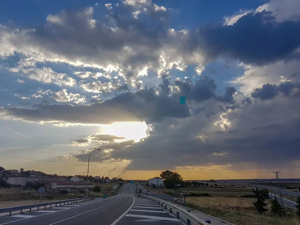 Δρόμος Στο Ηλιοβασίλεμα Συννεφιασμένο Ουρανό — Φωτογραφία Αρχείου