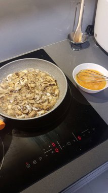 Sahanda yumurta ve karides için kızart.