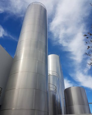 Madrid, İspanya 06 / 14 / 2019: modern bir fabrikanın büyük alüminyum depolama tankları