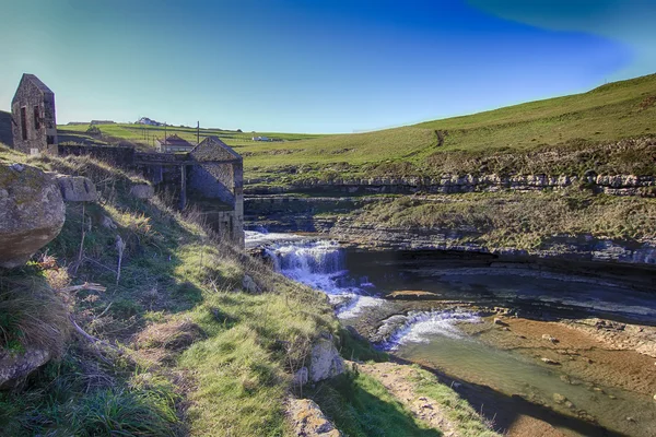 Cascada en un prado empinado — Foto de Stock