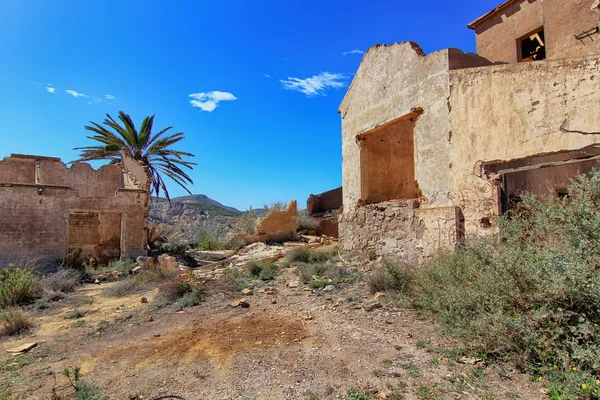 Viejo pueblo destruido en ruinas y abandonado por las bombas de la guerra —  Fotos de Stock