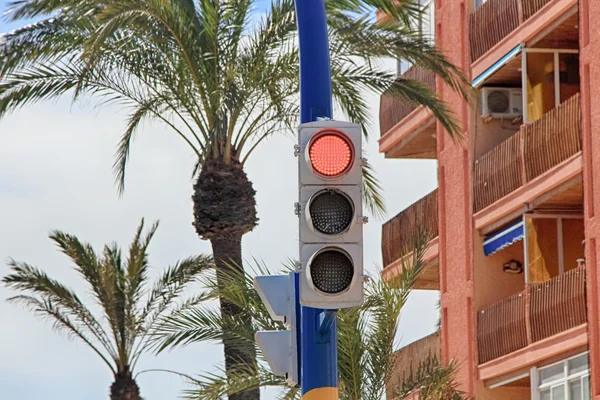 Semáforos modernos con luces led en rojo —  Fotos de Stock