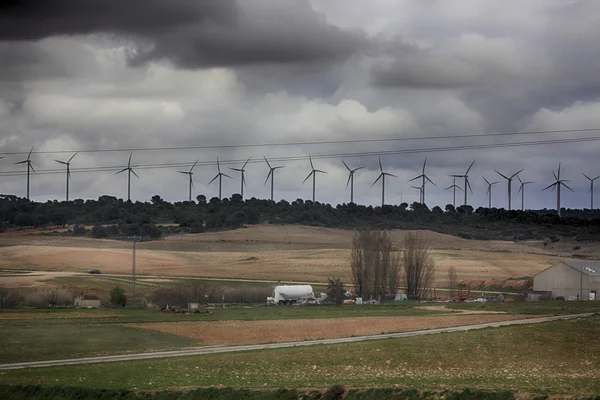 Molinos eólicos en una tormenta oscura, generadores eléctricos —  Fotos de Stock