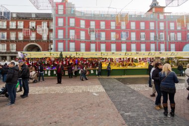 Madrid, İspanya - 18 Aralık: Ünlü Noel pazarı mağazası tam