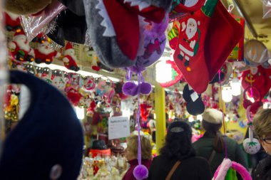 Madrid, İspanya - 18 Aralık: Ünlü Noel pazarı mağazası tam