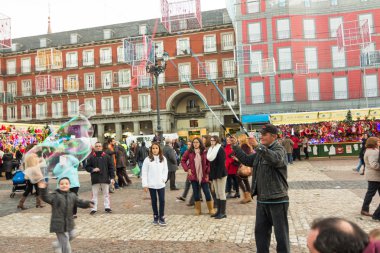 Madrid, İspanya - 18 Aralık: Ünlü Noel pazarı mağazası tam