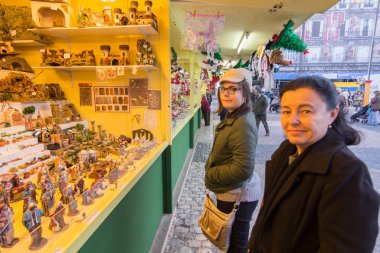 Madrid, İspanya - 18 Aralık: Ünlü Noel pazarı mağazası tam
