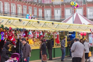 Madrid, İspanya - 18 Aralık: Ünlü Noel pazarı mağazası tam