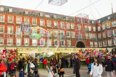 Madrid, İspanya - 18 Aralık: Ünlü Noel pazarı mağazası tam