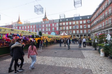 Madrid, İspanya - 18 Aralık: Ünlü Noel pazarı mağazası tam