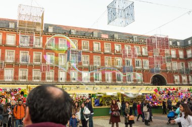 Madrid, İspanya - 18 Aralık: Ünlü Noel pazarı mağazası tam
