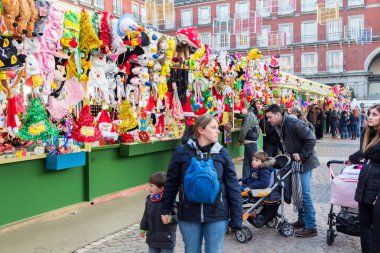Madrid, İspanya - 18 Aralık: Ünlü Noel pazarı mağazası tam