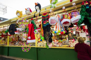 Madrid, İspanya - 18 Aralık: Ünlü Noel pazarı mağazası tam