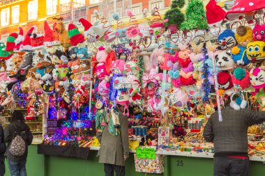 Madrid, İspanya - 18 Aralık: Ünlü Noel pazarı mağazası tam