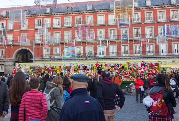 MADRID, ESPAÑA - 18 DE DICIEMBRE: Famoso mercado navideño lleno de tiendas — Foto de Stock