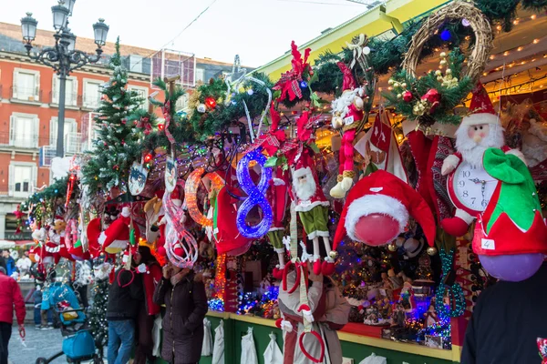 MADRID, ESPAGNE - 18 DÉCEMBRE : Célèbre marché de Noël plein de boutiques — Photo