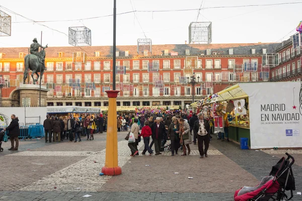 MADRID, ESPAÑA - 18 DE DICIEMBRE: Famoso mercado navideño lleno de tiendas — Foto de Stock