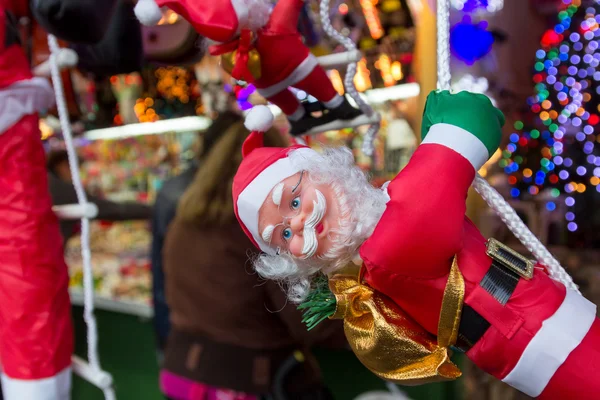 MADRID, ESPANHA - 18 DE DEZEMBRO: Famoso mercado de Natal cheio de lojas — Fotografia de Stock