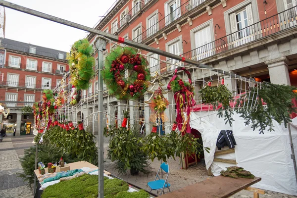 MADRID, ESPAÑA - 18 DE DICIEMBRE: Famoso mercado navideño lleno de tiendas — Foto de Stock