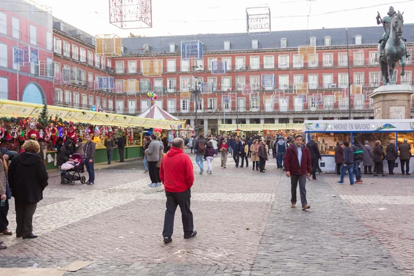 MADRID, ESPAÑA - 18 DE DICIEMBRE: Famoso mercado navideño lleno de tiendas — Foto de Stock