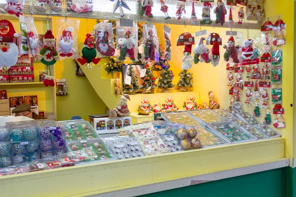 MADRID, ESPAÑA - 18 DE DICIEMBRE: Famoso mercado navideño lleno de tiendas —  Fotos de Stock