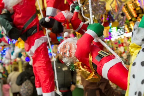 MADRID, ESPANHA - 18 DE DEZEMBRO: Famoso mercado de Natal cheio de lojas — Fotografia de Stock