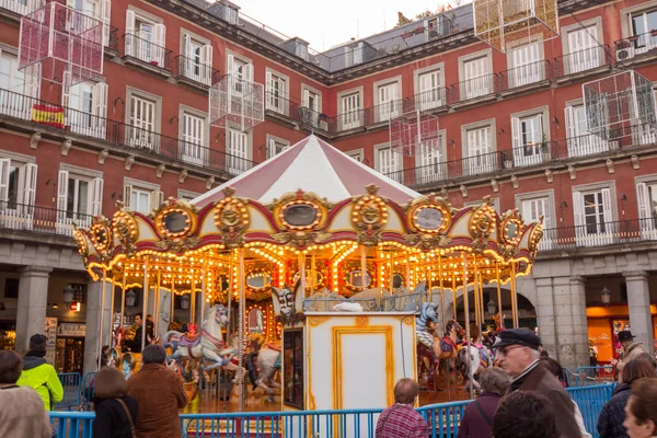 MADRID, ESPAÑA - 18 DE DICIEMBRE: Famoso mercado navideño lleno de tiendas — Foto de Stock