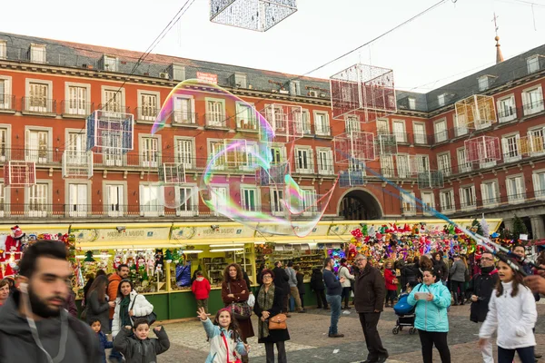 MADRID, ESPAÑA - 18 DE DICIEMBRE: Famoso mercado navideño lleno de tiendas — Foto de Stock