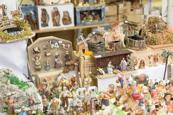 MADRID, ESPANHA - 18 DE DEZEMBRO: Famoso mercado de Natal cheio de lojas — Fotografia de Stock