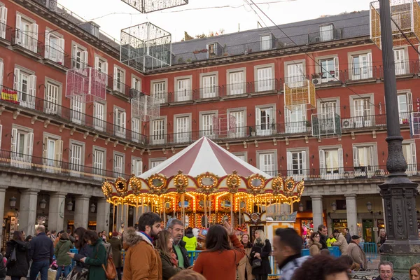 MADRID, ESPAÑA - 18 DE DICIEMBRE: Famoso mercado navideño lleno de tiendas — Foto de Stock