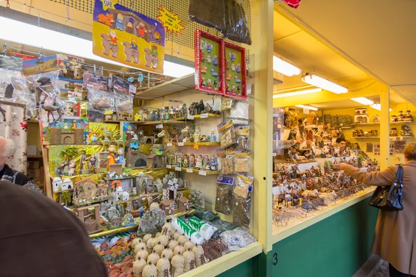 MADRID, ESPANHA - 18 DE DEZEMBRO: Famoso mercado de Natal cheio de lojas — Fotografia de Stock