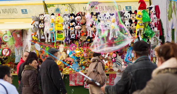 Madrid, Spanje - 18 December: Beroemde Christmas markt vol van winkel — Stockfoto