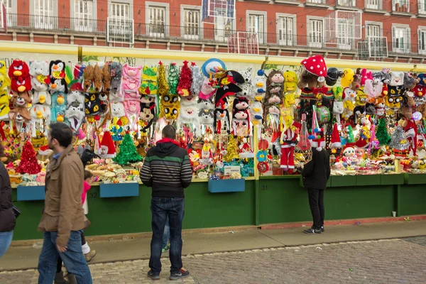 MADRID, ESPANHA - 18 DE DEZEMBRO: Famoso mercado de Natal cheio de lojas — Fotografia de Stock