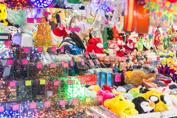 MADRID, ESPAÑA - 18 DE DICIEMBRE: Famoso mercado navideño lleno de tiendas —  Fotos de Stock