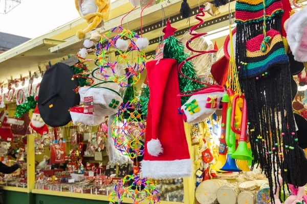 MADRID, ESPANHA - 18 DE DEZEMBRO: Famoso mercado de Natal cheio de lojas — Fotografia de Stock