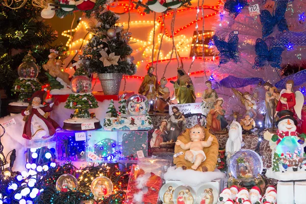 Madrid, spanien - dez 18: berühmter weihnachtsmarkt voller shop — Stockfoto