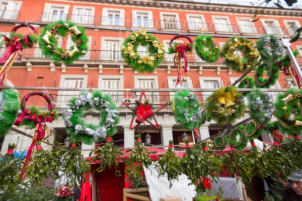 MADRID, ESPAÑA - 18 DE DICIEMBRE: Famoso mercado navideño lleno de tiendas — Foto de Stock