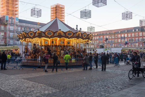 MADRID, ESPAGNE - 18 DÉCEMBRE : Célèbre marché de Noël plein de boutiques — Photo